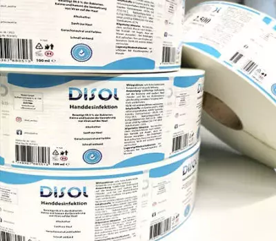 Folienetiketten kommen bei uns von der Rolle Stapel mit Rollen von Folienetiketten