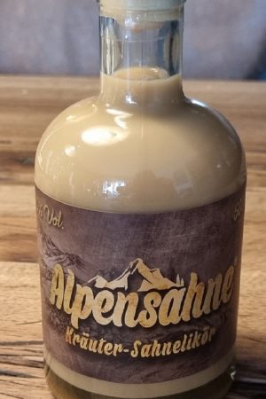 Papieretikett auf Kräuter-Sahnelikör-Flasche