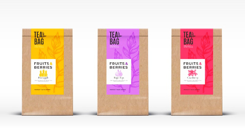 Drei Packungen loser Tee versehen mit farbigen Tee-Etiketten