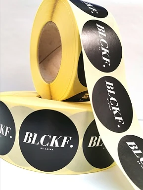 Klassisch runde Form Runde Etiketten mit weißer Schrift auf schwarzem Hintergrund auf einer Etikettenrolle