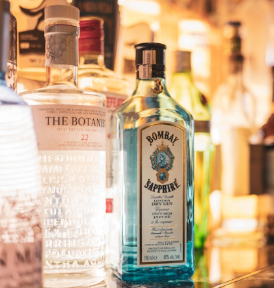 drei Spirituosen-Flaschen mit Gin-Etiketten