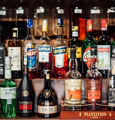 verschiedene Etiketten auf Spirituosen in einem Bar-Regal