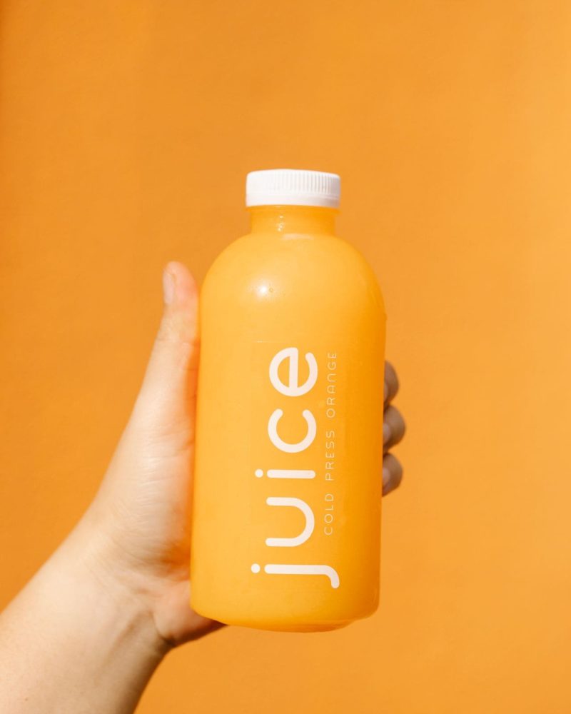 no-label-look-aufkleber Saftflasche mit No-Label-Look-Etikett