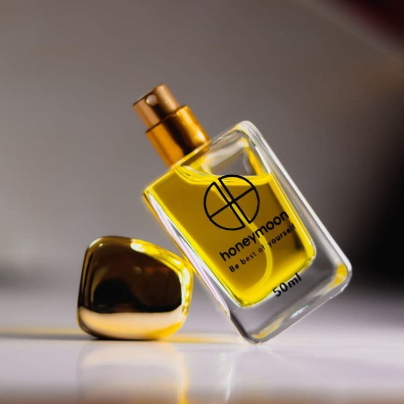 transparente-etiketten-no-label-look Parfümflasche mit transparentem No-Label-Look-Aufkleber